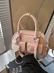 Rosa glänzende Boston Bag Lederhandtasche mit Perlen-Herzanhänger und Fronttaschen