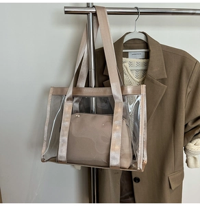 Gros plan du sac fourre-tout transparent en PVC avec pochette intérieure en toile