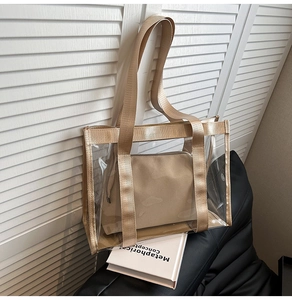 Détail du sac cabas en PVC transparent avec pochette en toile et anses en nylon
