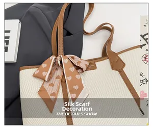 Gros plan d'un sac cabas tissé beige avec bordure en cuir marron et foulard en soie