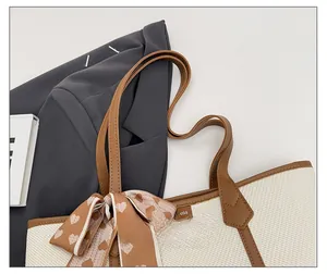 Détails d'un sac fourre-tout tissé avec bandoulière en cuir et foulard en soie décoratif