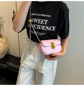 Vue détaillée d'un mini sac à bandoulière matelassé rose avec une chaîne dorée