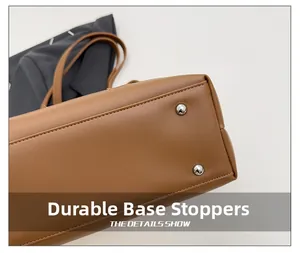 Détail de la base du sac en cuir marron avec clous de protection en métal argenté