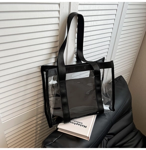 Détail du cabas en PVC transparent avec sangles en toile noire sur fond minimaliste