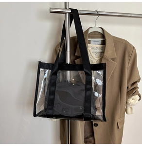 Détail du cabas transparent en PVC avec sangles noires en toile et pochette intérieure