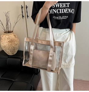 Vue détaillée du sac cabas transparent avec pochette intérieure en satin champagne