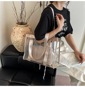 Détail du sac cabas transparent en PVC avec pochette intérieure champagne et anses unies