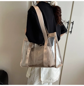 Détail du sac cabas transparent en PVC avec poignées en tissu beige et pochette