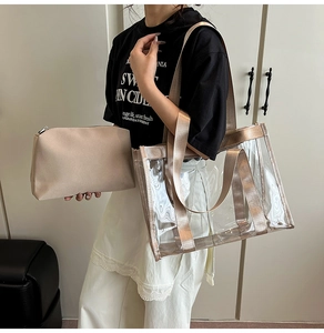 Détail du sac cabas en PVC transparent avec pochette intérieure beige et anses dorées