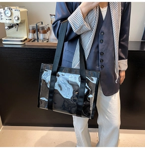 Vue détaillée d'un sac cabas transparent en PVC avec sangles noires porté par un mannequin