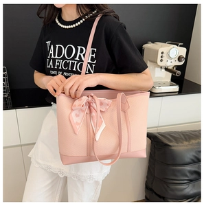 Sac fourre-tout tissé rose avec foulard à motifs et détails sur la texture du cuir