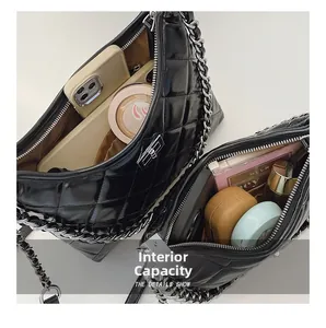 Vue intérieure du sac matelassé noir montrant la capacité pour mobile et maquillage