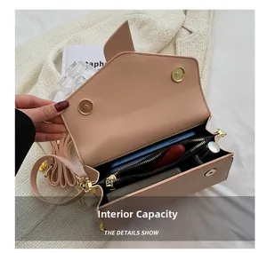 Détail de l'intérieur du sac rose montrant les compartiments doubles et la capacité de rangement