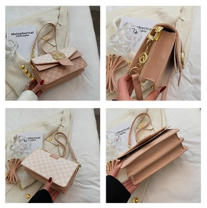 Vue détaillée du sac bandoulière en cuir rose avec motif M et boucle en métal