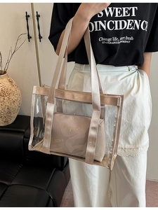 Sac fourre-tout transparent en PVC avec pochette dorée portée par un mannequin
