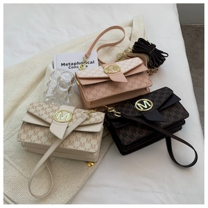 Détails des sacs à bandoulière à motif M en rose, crème et marron avec boucles dorées