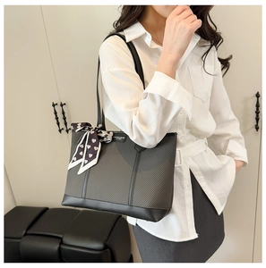 Détail du sac cabas à carreaux gris foncé avec logo et foulard en soie à coeurs