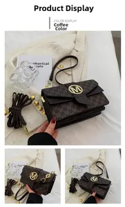 Détail du sac à bandoulière marron café avec boucle M dorée et motif monogramme
