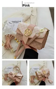 Sac bandoulière rose avec texture jacquard monogramme et boucle dorée logo M chic