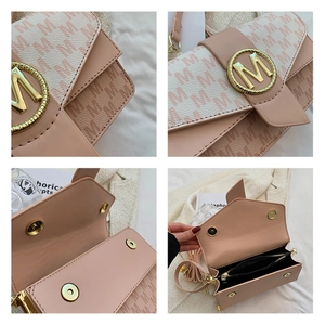 Détails du sac rose avec monogramme, logo M doré et poche intérieure zippée pratique