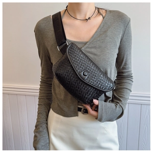 Détail du sac bandoulière tressé noir avec texte Fashion & Classic sur la bandoulière