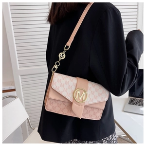 Détail du sac à bandoulière rose nude avec imprimé lettre M et boucle en métal doré