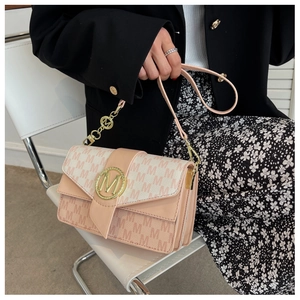 Détail du sac bandoulière monogramme avec boucle en métal M doré et bandoulière