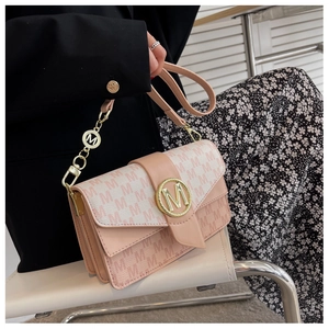 Vue détaillée du sac bandoulière crème et rose avec logo M doré et bandoulière chaîne