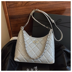 Détail du sac bandoulière matelassé gris clair avec fermoir rotatif argenté et chaîne