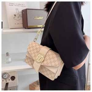 Détail du sac à bandoulière monogramme beige avec boucle M dorée de style français