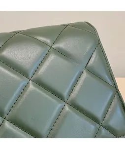 Détails de la texture en cuir matelassé vert forêt avec coutures en losanges précises
