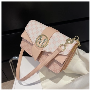 Détail du sac à bandoulière rose avec imprimé M et fermoir en métal doré rond