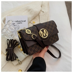 Vue détaillée d'un sac bandoulière marron avec imprimé lettres et boucle dorée en métal