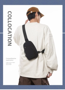 Detaillierte Rückansicht einer minimalistischen schwarzen Nylon-Brusttasche
