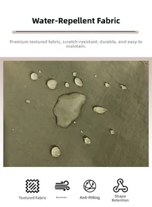 Makro-Detail von wasserfestem olivgrünem Stoff mit sichtbaren Wassertropfen auf der Oberfläche