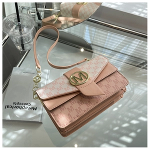 Détail du sac bandoulière rose en cuir PU avec boucle dorée en M et soufflets accordéon