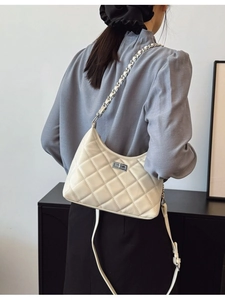 Sac à bandoulière matelassé blanc crème avec chaîne et fermoir rotatif argenté