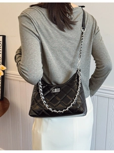 Sac à bandoulière noir matelassé pour femme avec losanges et chaîne en métal argenté