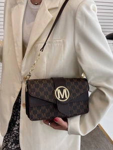 Sac à bandoulière vintage marron avec imprimé M intégral et boucle métallique ronde