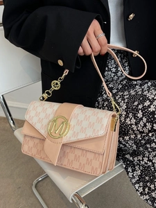 Sac bandoulière rose nude élégant avec motif monogramme et boucle métallique dorée en M
