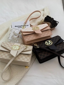 Petit sac à bandoulière carré à motif monogramme M et boucle dorée en trois couleurs
