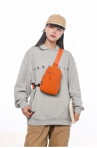 Detailansicht der leuchtend orangefarbenen Nylon-Umhängetasche mit verstellbarem Gurt