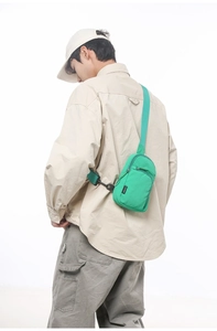 Detailansicht einer leuchtend grünen Umhängetasche im lässigen Urban Outdoor Stil