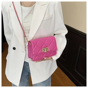 Détail du sac bandoulière matelassé rose avec chaîne en métal et fermoir rotatif
