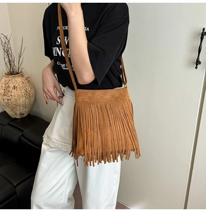 Detailansicht der braunen Wildleder-Fransentasche mit westlichen Boho-Quasten