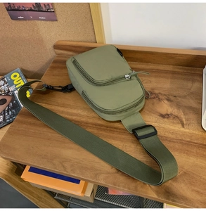 Detail der armee-grünen Nylon-Umhängetasche aus wasserabweisendem Stoff mit Gurtband