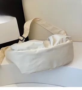 Détail d'un grand sac hobo blanc crème avec bandoulière large et texture durable