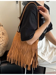 Braune Wildleder-Schultertasche im Boho-Stil mit langen Fransen und Vintage-Design