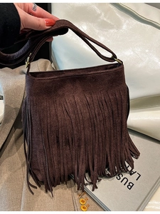 Dunkelbraune Wildleder-Beuteltasche mit langen Fransen und verstellbarem Schultergurt