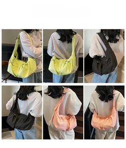 Vues détaillées de sacs bandoulière en nylon plissé multicolore à sangle réglable